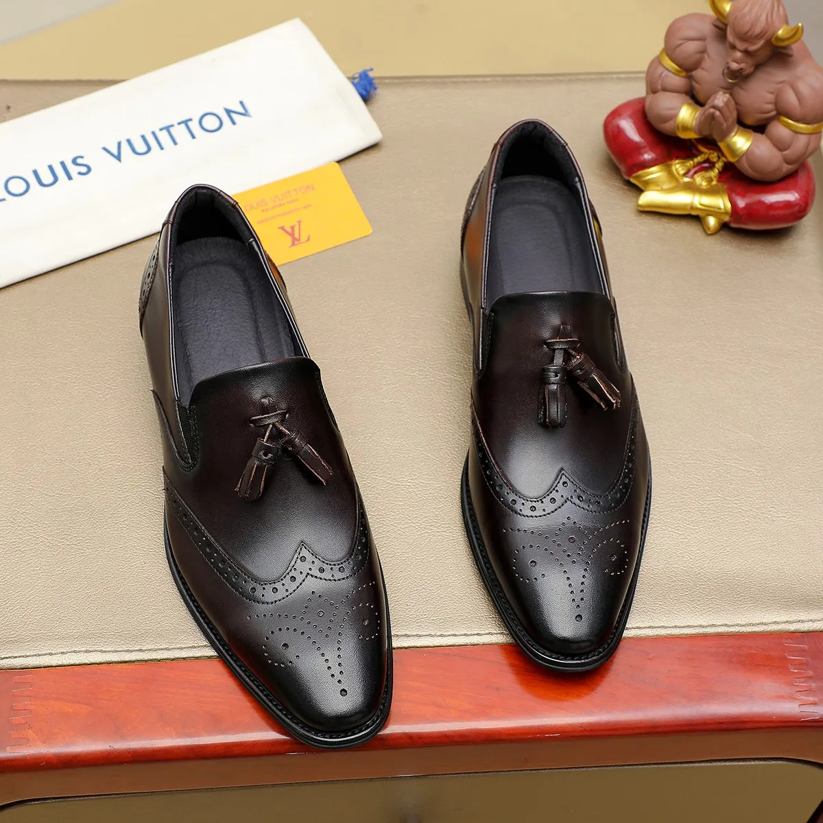 Men's shoes 💰560 💰 Louis Vuitton LV ® Autumn and Winter 🆕 models 🔛Full shoe counter First layer cowhide, 🐂Leather lined casual shoes for men, super soft outsole, a must-have for driving. Counter synchronization Original first layer cowhide Completely 1:1 mold customization 🌹Top version, 2 colors available! Number: 38-45 (37.46. Customized)